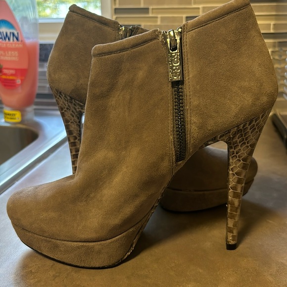Michael Kors Shoes - Michael Kors heels. Size 7M. Look brand new just bottoms a little scuffed!